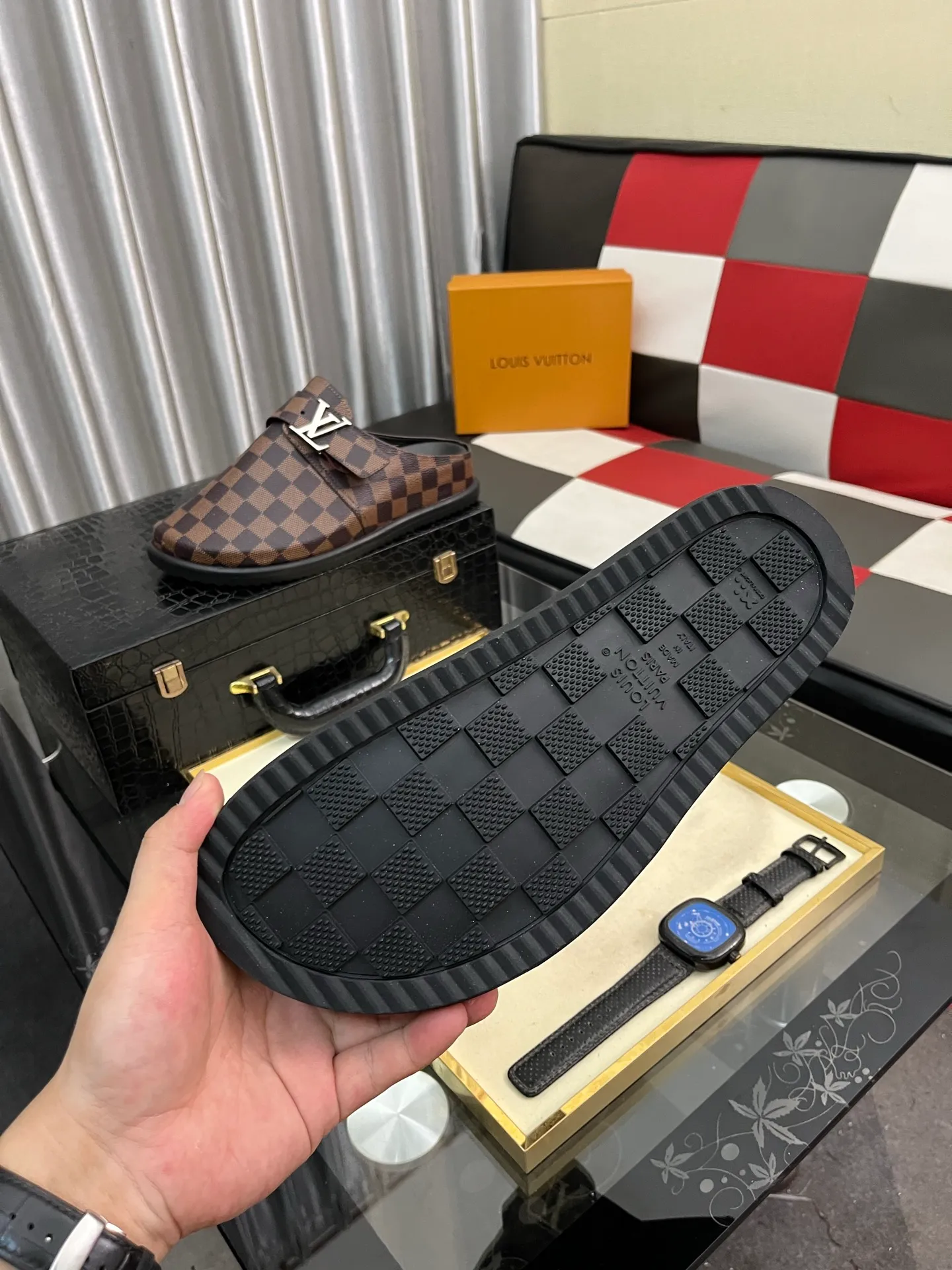 Men's shoes 💰380⌚️⌚️2025 new men's casual sandals and slippers, made of suede cow leather, with Monogram pattern to highlight the trendy style. Adjustable straps illuminated with LV letters, while a resilient insole and micro outsole provide lightweight comfort. Made of suede cow leather with embossed Monogram pattern and brand element metal hardware✅Adjustable straps➕Tough insole‼ ️Micro outsole. Comfortable and easy to wear‼ ️size: 38-443️⃣Colors available
